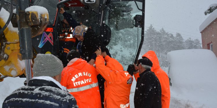 Kar nedeniyle 4 gündür evinde mahsur kalan çifti büyükşehir kurtardı