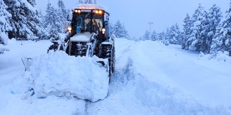 Büyükşehir’in kar nöbeti sürüyor