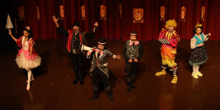 Şehir Tiyatrosu’nun ‘Gökkuşağının Altında’ oyunu büyük ilgi gördü