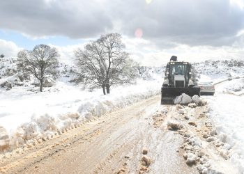 Yenişehir Belediyesinden kar temizleme ve yol açma çalışması