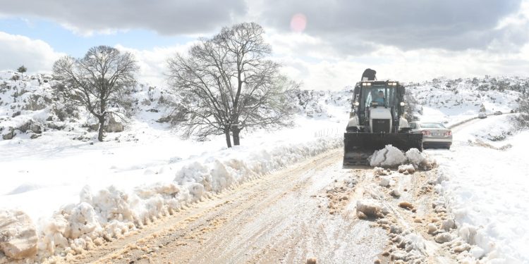 Yenişehir Belediyesinden kar temizleme ve yol açma çalışması