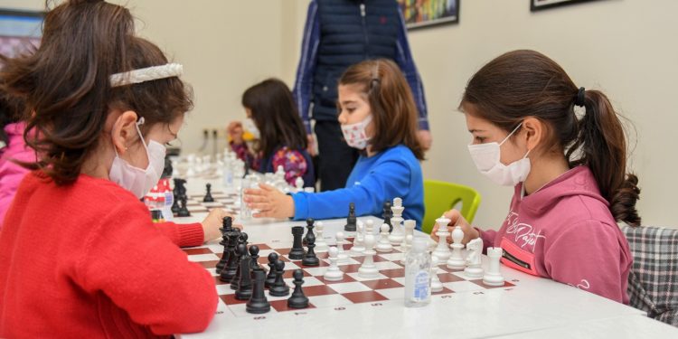 Yenişehirli çocuklar atölye temelli eğitimlerle geleceğe hazırlanıyor