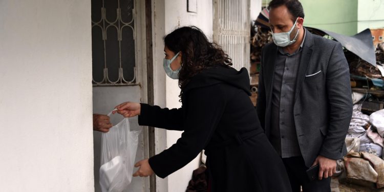 Askıda et ve peynir ihtiyaç sahiplerinin kapılarına kadar götürülüyor