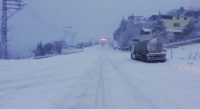 Mersin’de Sertavul Geçidi kar yağışı nedeniyle ulaşıma kapatıldı