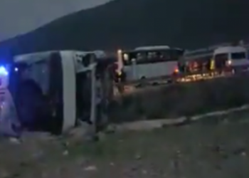 Akkuyu işçilerini taşıyan servis aracı devrildi: 2’i ağır 40 yaralı