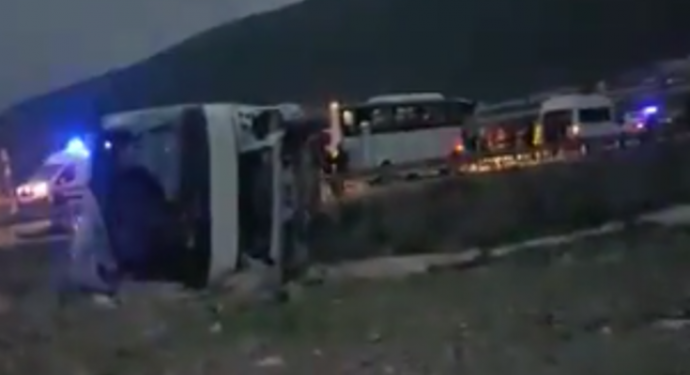 Akkuyu işçilerini taşıyan servis aracı devrildi: 2’i ağır 40 yaralı