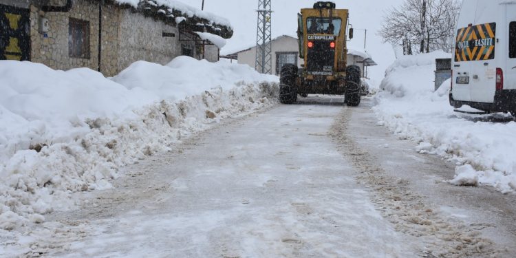 Karla mücadele ekipleri 10 gündür dağ köylerinde
