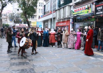 Kürtçeye engel Mersin’de şarkılarla protesto edildi