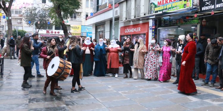 Kürtçeye engel Mersin’de şarkılarla protesto edildi
