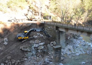 Aşırı yağışlar nedeniyle aşınma oluşan köprüde güçlendirme çalışması yapıldı