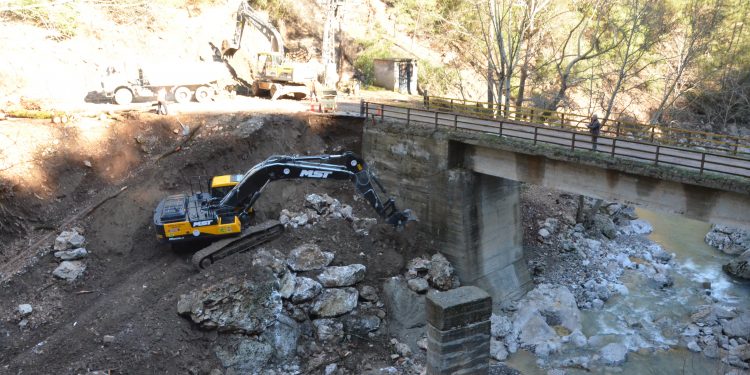 Aşırı yağışlar nedeniyle aşınma oluşan köprüde güçlendirme çalışması yapıldı