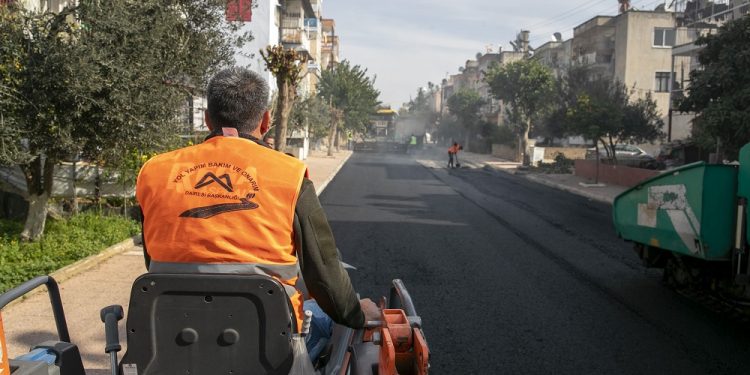 Akbelen Mahallesi’nde asfalt atağı