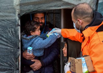 Büyükşehir’den mevsimlik tarım işçilerine çorba, çocuklara süt ikramı