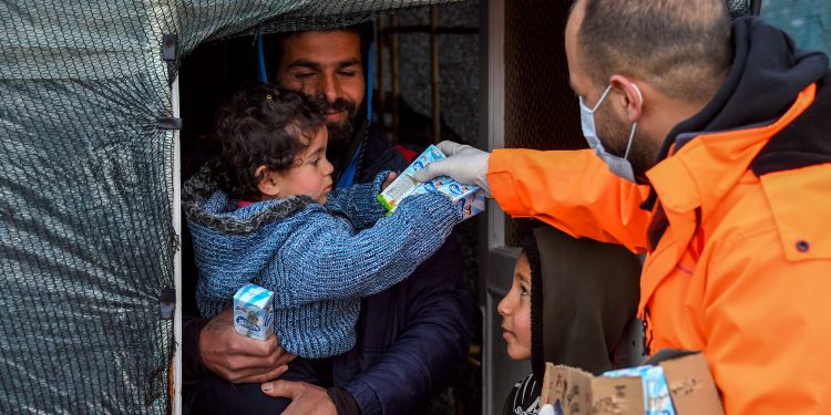 Büyükşehir’den mevsimlik tarım işçilerine çorba, çocuklara süt ikramı