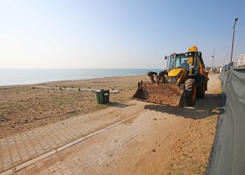 Mezitli’de sahil ve parklara yaz bakımı
