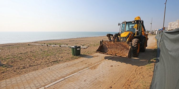 Mezitli’de sahil ve parklara yaz bakımı