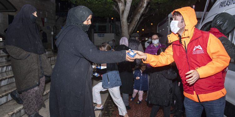 Büyükşehir 20 bin kandil simidi dağıttı