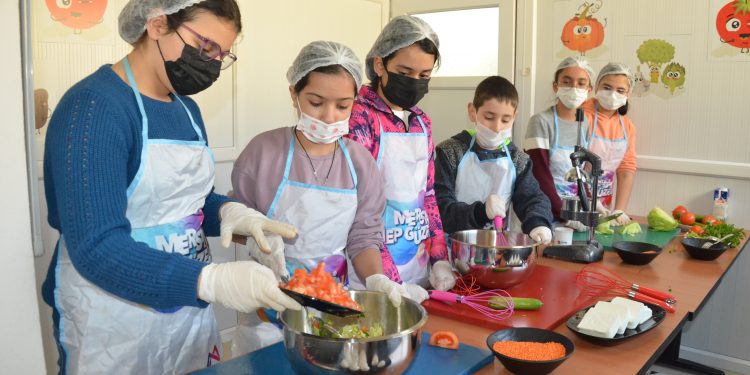 Minik aşçılar mutfakta