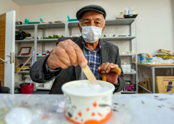 Yaş almışlar evden çıkıp atölyede sosyalleşiyor