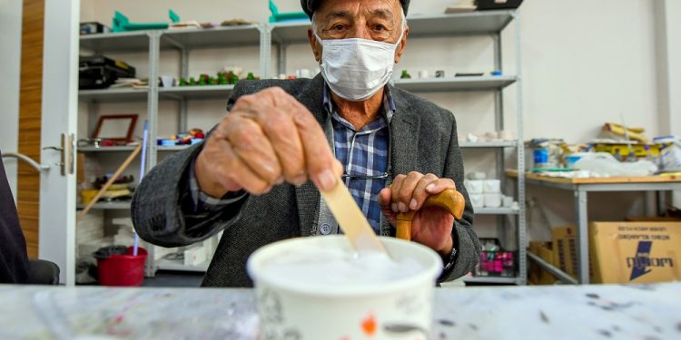 Yaş almışlar evden çıkıp atölyede sosyalleşiyor