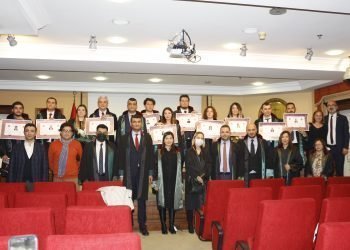 Cüppelerini giyip avukat oldular