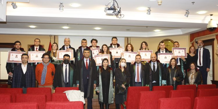 Cüppelerini giyip avukat oldular