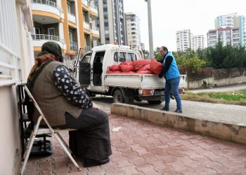 Yenişehir Belediyesi vatandaşlara 50 ton soğan dağıttı