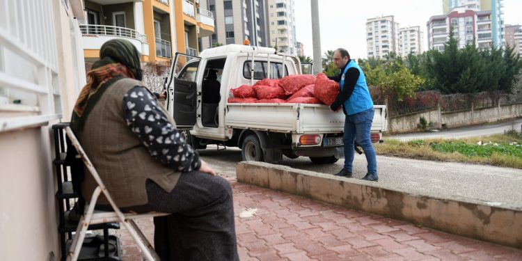 Yenişehir Belediyesi vatandaşlara 50 ton soğan dağıttı
