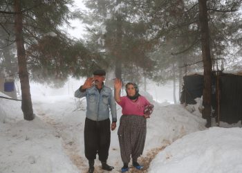 Toroslar Belediyesi, karda mahsur kalan Yörük ailesinin yolunu açtı