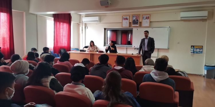 Mersin Barosu’ndan okul kütüphanesine kitap desteği