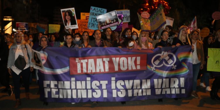 Feminst Gece Yürüşü: İtaat yok Feminst isyan var