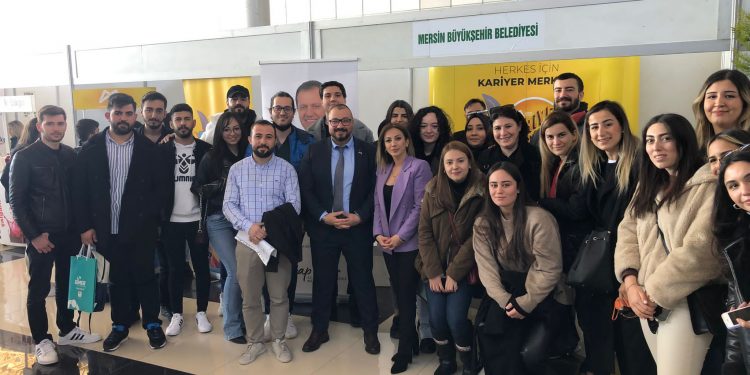Kariyer merkezi, bölgesel fuarda üniversitelilerle buluştu