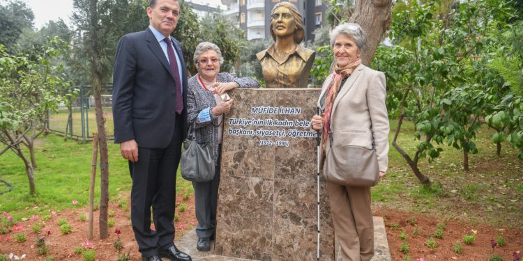 Başkan Özyiğit, Müfide İlhan’ın kızları ile buluştu