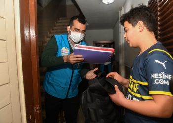 Yenişehir Belediyesi halk kart dağıtımı ve kırtasiye yardımlarını sürdürüyor