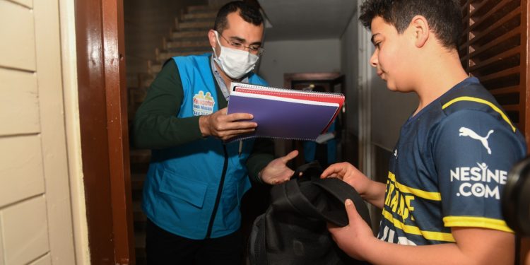 Yenişehir Belediyesi halk kart dağıtımı ve kırtasiye yardımlarını sürdürüyor