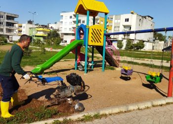Toroslar’da park ve yeşil alanlar bakımdan geçiyor