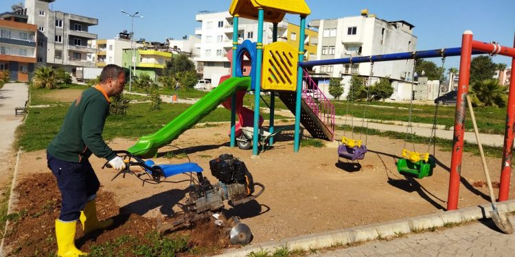 Toroslar’da park ve yeşil alanlar bakımdan geçiyor