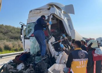 Mersin’de 2 tırın çarpıştığı kazada bir kişi hayatını kaybetti