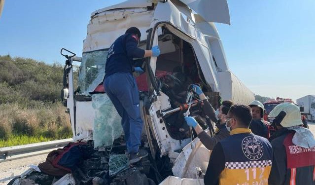 Mersin’de 2 tırın çarpıştığı kazada bir kişi hayatını kaybetti