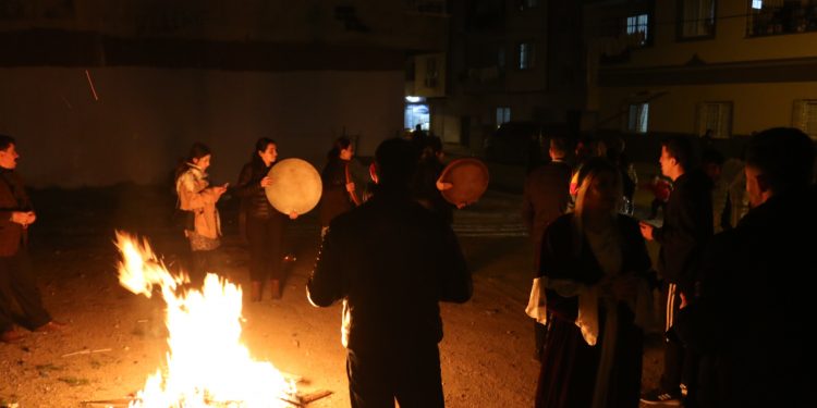Mersin’de ilk Newroz ateşini kadınlar yaktı
