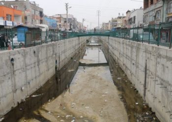 Atık su kanalı mahalleyi çöp alanına çevirdi