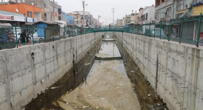 Atık su kanalı mahalleyi çöp alanına çevirdi
