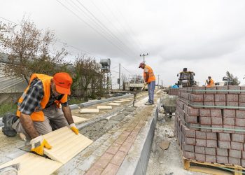 Adanalıoğlu Akdeniz Caddesi’nde asfalt çalışmaları sürüyor