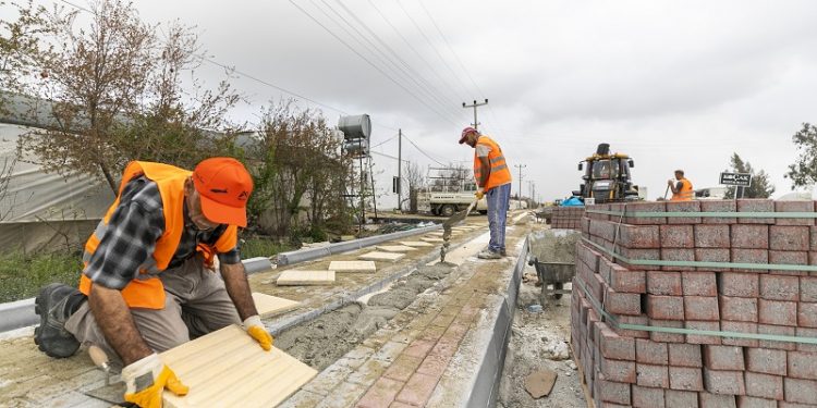 Adanalıoğlu Akdeniz Caddesi’nde asfalt çalışmaları sürüyor