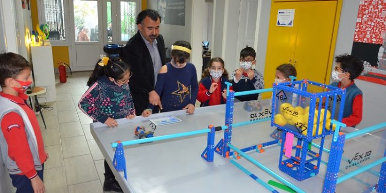 Çocuklar robot tasarlarken, anneleri 3 boyutlu tasarım dersi alıyor