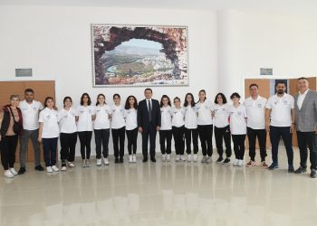Başkan Özyiğit şampiyon kızlarla buluştu