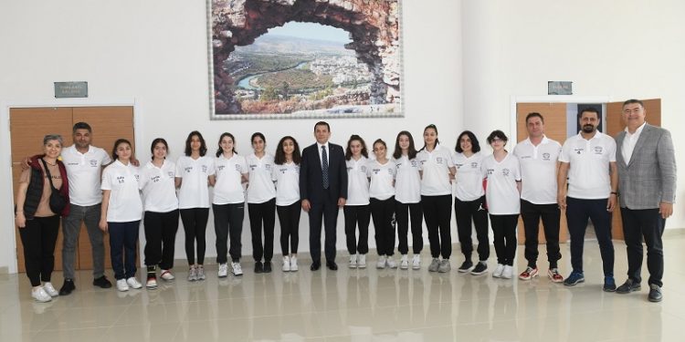 Başkan Özyiğit şampiyon kızlarla buluştu