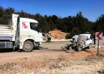 Kamyonla otomobil çarpıştı: 1 ölü
