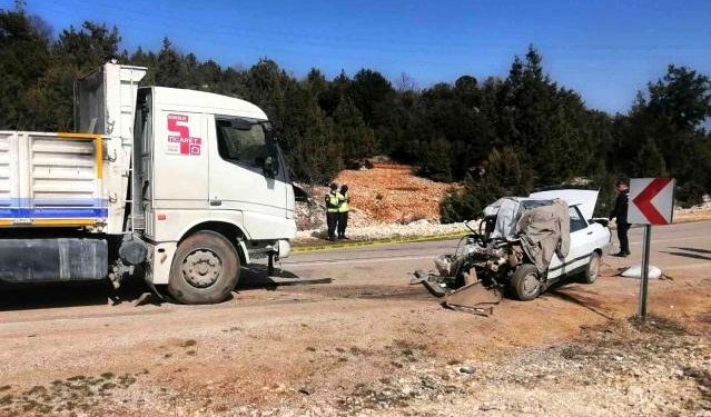 Kamyonla otomobil çarpıştı: 1 ölü