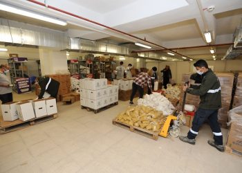 Gönülden bağışlanıyor, gönüllüler paketliyor